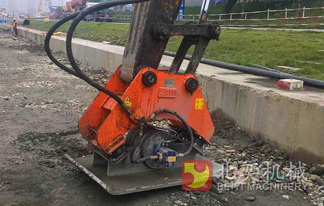 Hydraulic Compactor is a good assistant to speed up the construction of beautiful roads
